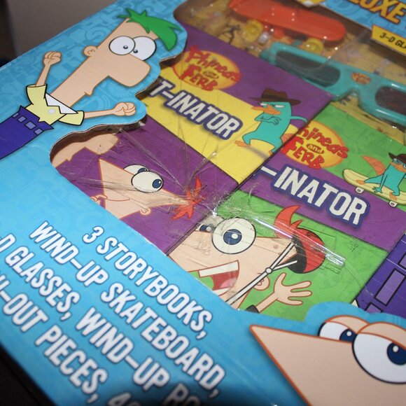 3/$88❤️PHINEAS AND FERB Deluxe Book Gift Set Skateboard 3D Glasses Wind-Up Robot - Picture 4 of 11